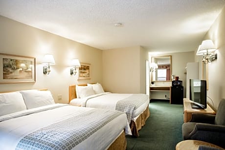 Lodge with 2 Queen Beds - No Pet Allowed