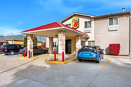 Super 8 by Wyndham Bloomington University Area