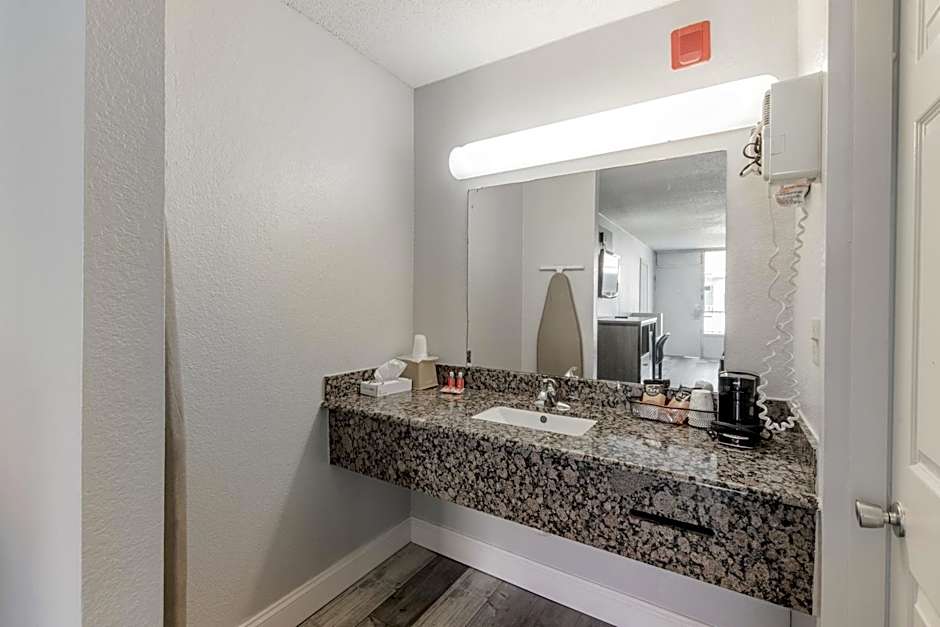 Econo Lodge Inn & Suites Bricktown