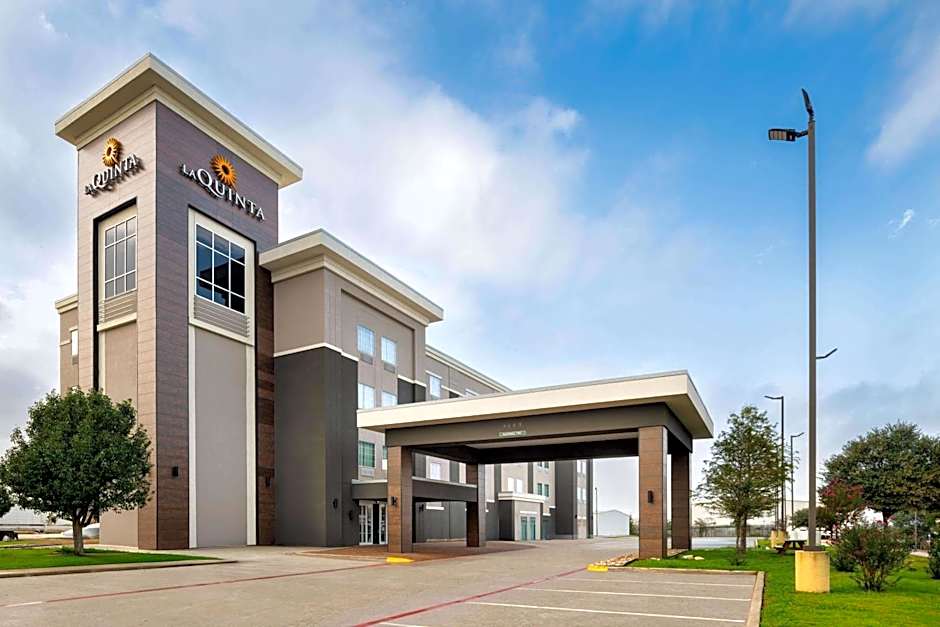 La Quinta Inn & Suites by Wyndham Denton - University Drive