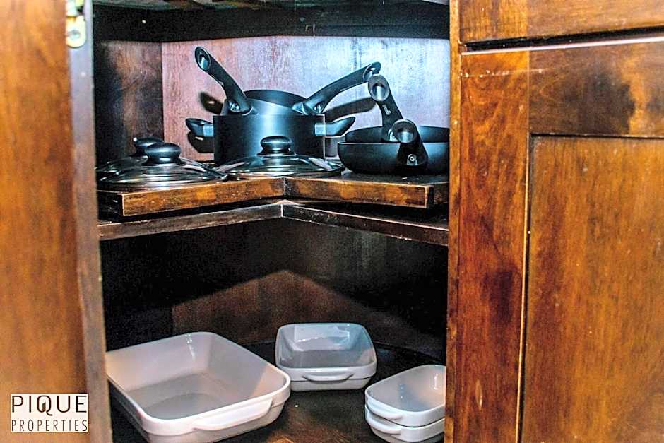 Tropical Oasis - King Beds - Free Netflix & Parking - Fast Wi-Fi