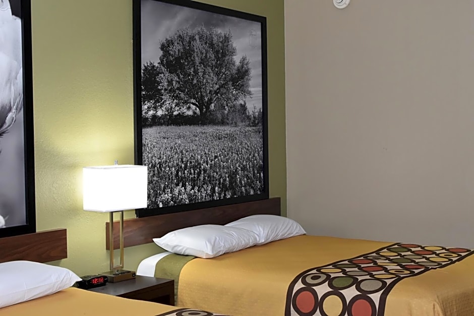 Super 8 by Wyndham Beaumont South I-10 & Walden Rd