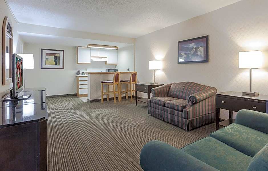 Red Roof Inn & Suites Dekalb