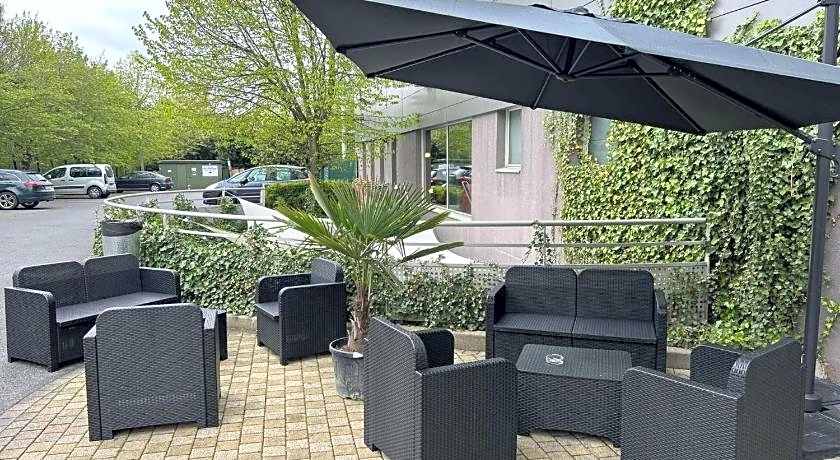 Standing Hotel Suites by Actisource