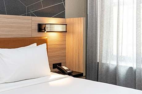 King Room with Roll-In Shower - Mobility Accessible