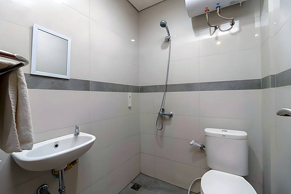 RedDoorz Plus near Radio Dalam 3