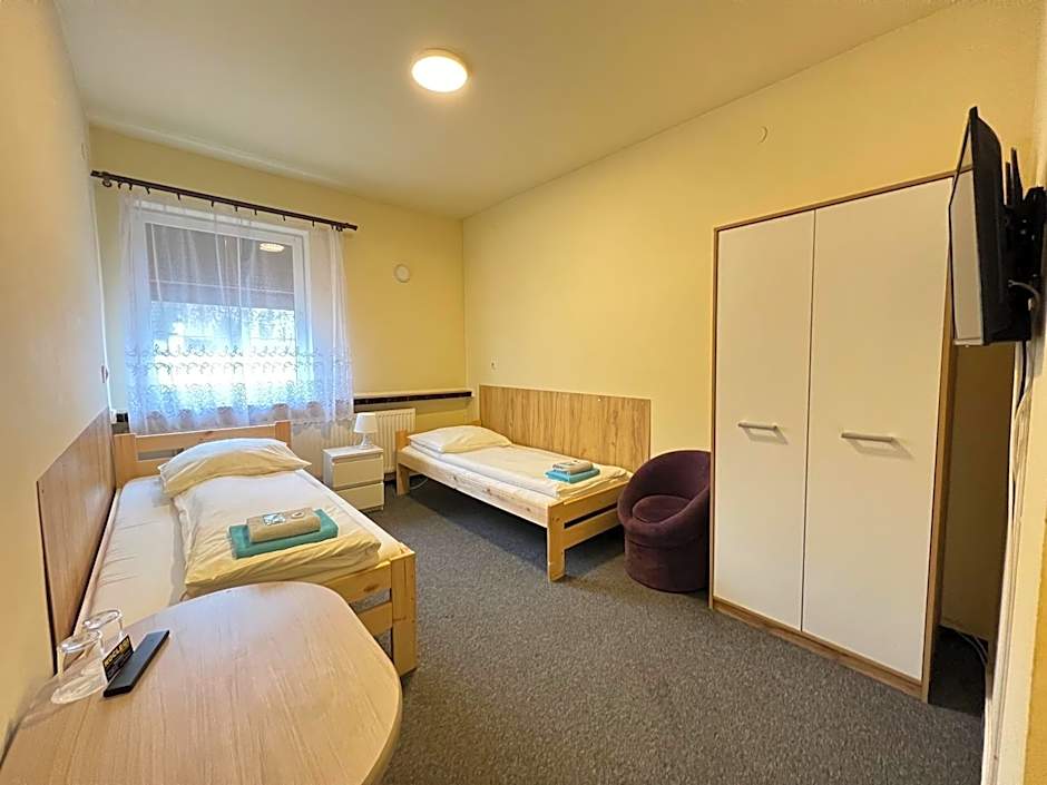 ETNA - Hostel -Noclegi Rzeszów 24 Pokoje -PARKING-