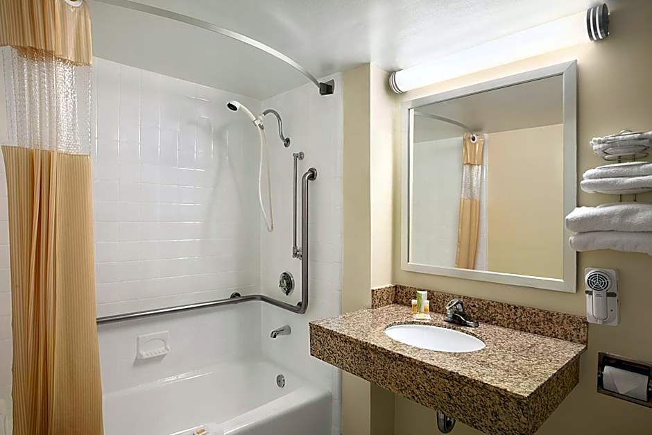 Days Inn by Wyndham Frederick