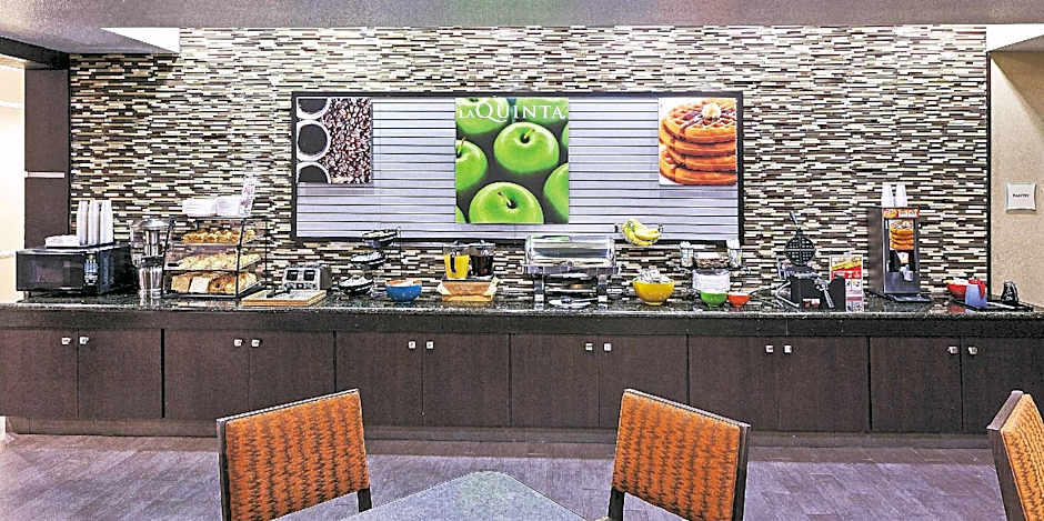 La Quinta Inn & Suites by Wyndham Houston Hobby Airport