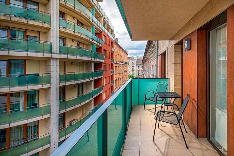 Escala Hotel & Suites