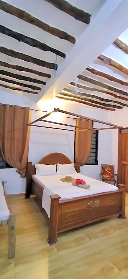 Tropinest bungalows & hostel