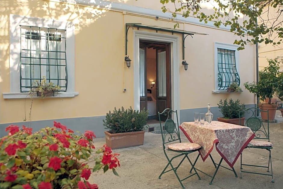 Villa La Dogana B&B di Charme - Historic Villa with a beautiful garden - private parking