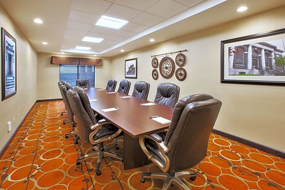 Holiday Inn Express & Suites Washington - Meadow Lands By IHG