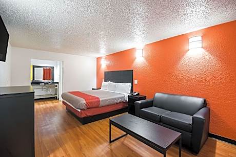 1 King Bed | Non-Smoking, Micfridge