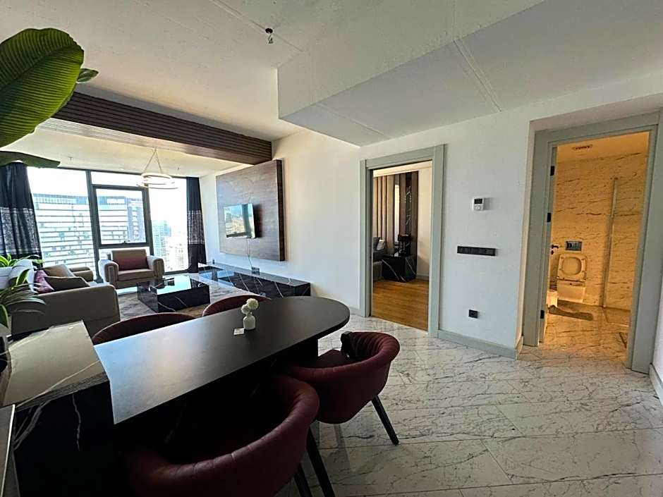 Stunning skyview luxury apt floor in high floor