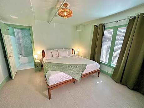 Deluxe King Suite