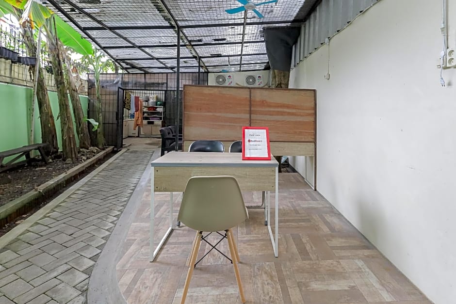 RedDoorz near RS Sari Asih Ciledug