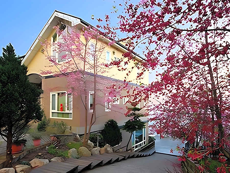 Chingjing New Paradise Bed and Breakfast