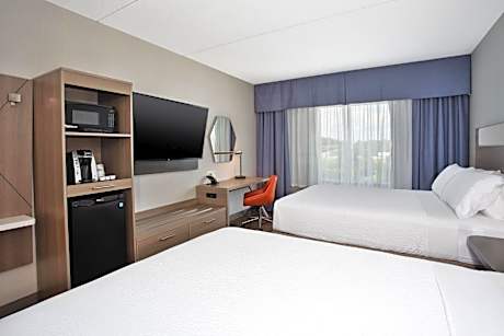 Standard Queen Room with Two Queen Beds and Roll-In Shower - Mobility Access