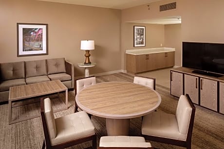 1 King Suite W/Balc Mob Acc