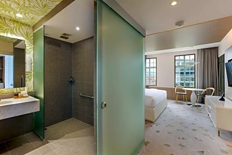 King Room - Mobility/Hearing Accessible with Roll In Shower