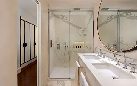 Superior King Room with City View