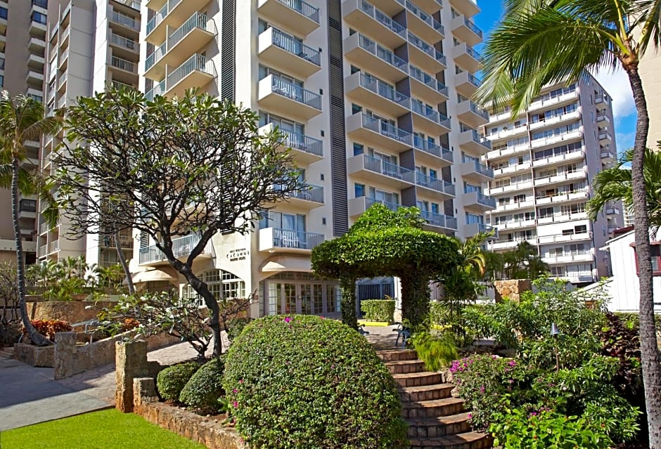Coconut Waikiki Hotel