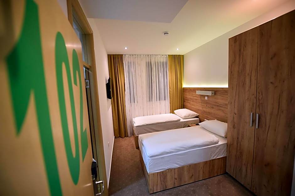 Hotel Argument