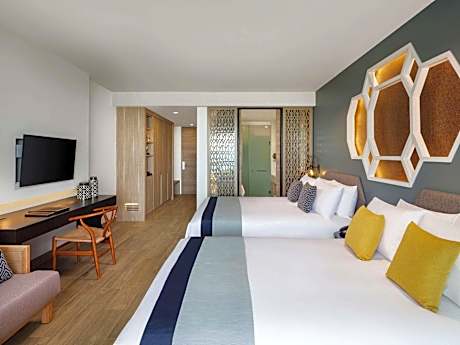 Deluxe Family Room, Mountain View, 1 King Bed and 1 Queen Bed, Balcony