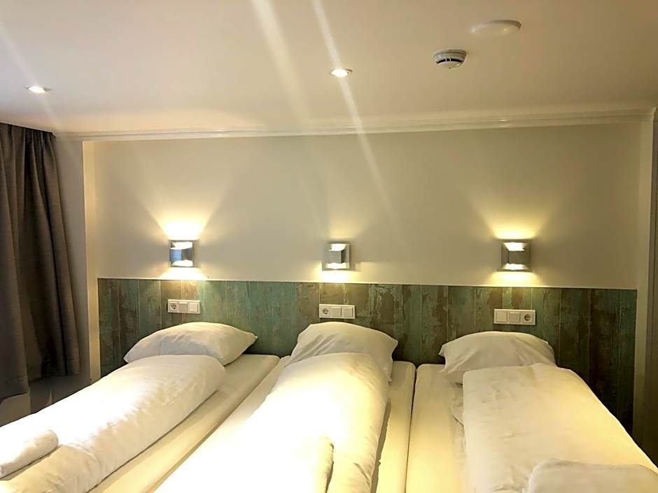 Budget Hotel Damrak Inn