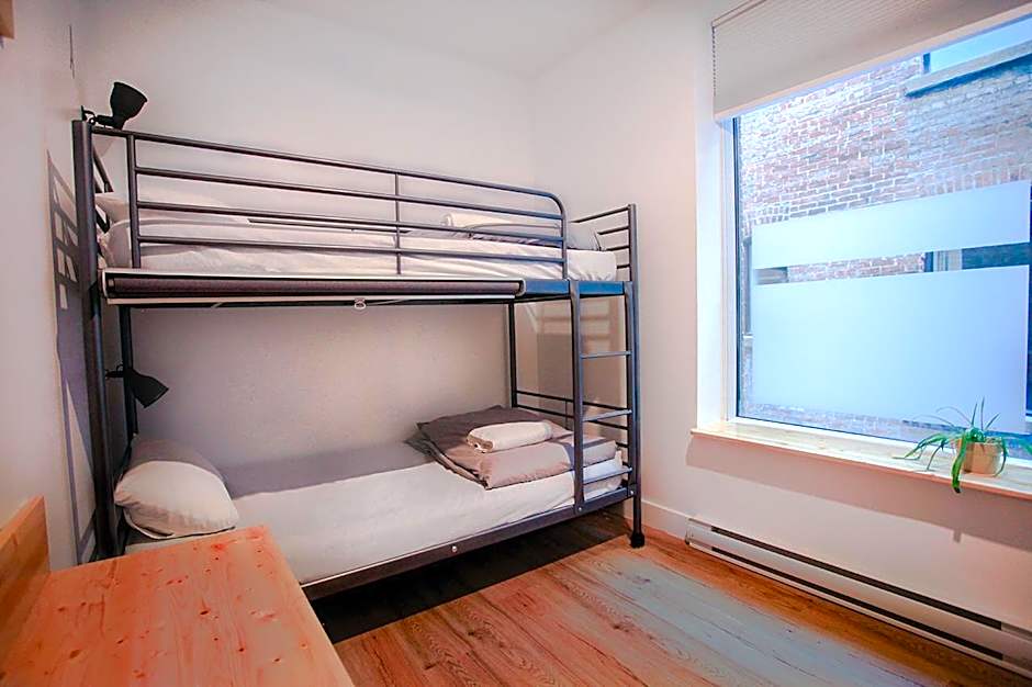 Auberge Saintlo Montreal Hostel