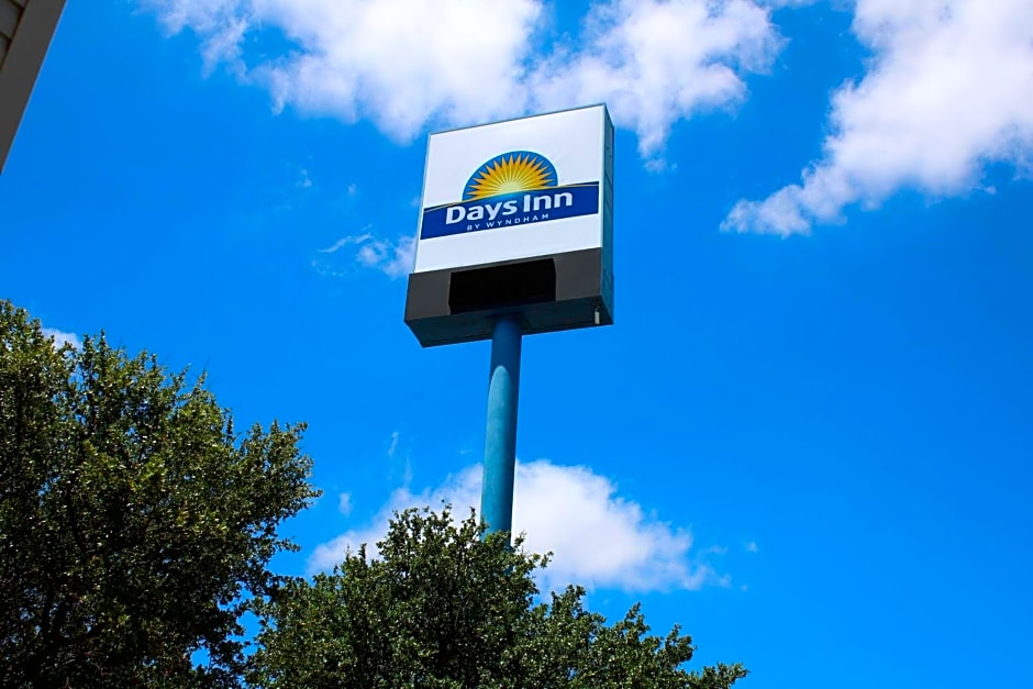 Days Inn by Wyndham Waco University Area