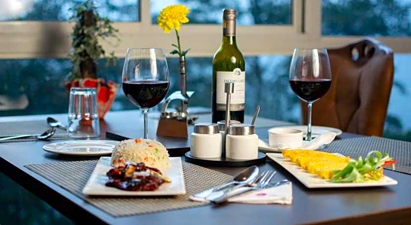 Sumitel Hotel 500 meters from Mall Road