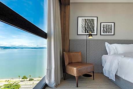 Superior King Room with Partial Sea View