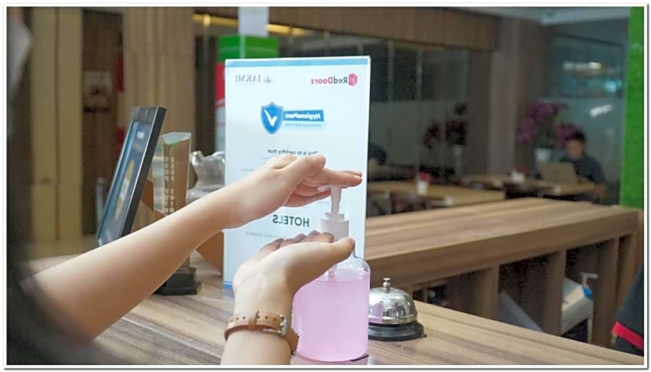 RedDoorz Plus near Dharmawangsa Square