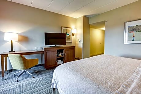2 QUEEN BEDS W/ACCESSIBLE ROLL-IN SHOWER MOBILITY ACCESSIBLE ROOM-MINIFRIDGE-MICROWAVE FREE BREAKFAST-COMPLIMENTARY WIFI-WORKSPACE