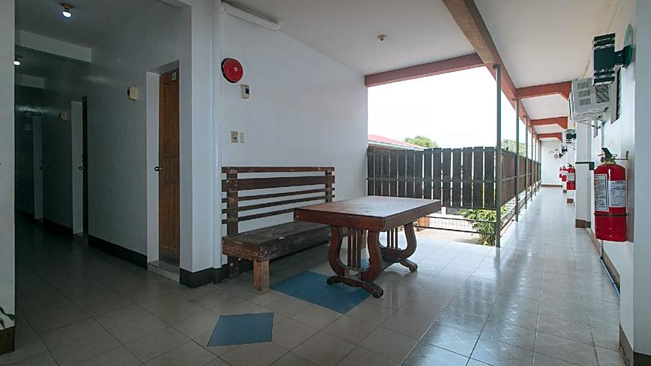 RedDoorz @ Joel's Apartelle