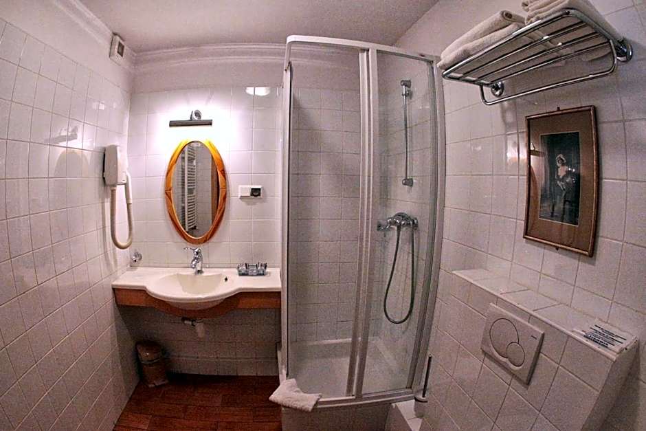 Dedek Park - historyczny dworek w pięknym Parku Skaryszewskim obok Stadionu Narodowego