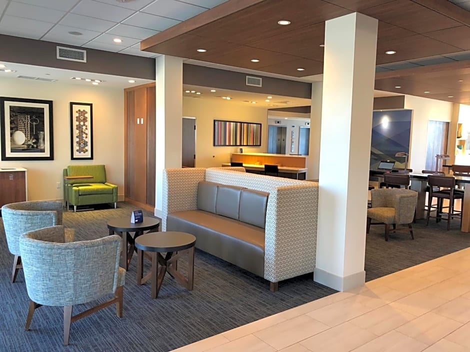 Holiday Inn Express & Suites - Springfield North, an IHG Hotel