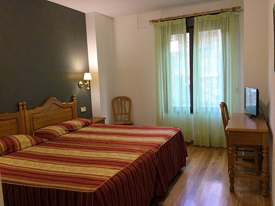 Hotel Cinco Castanos