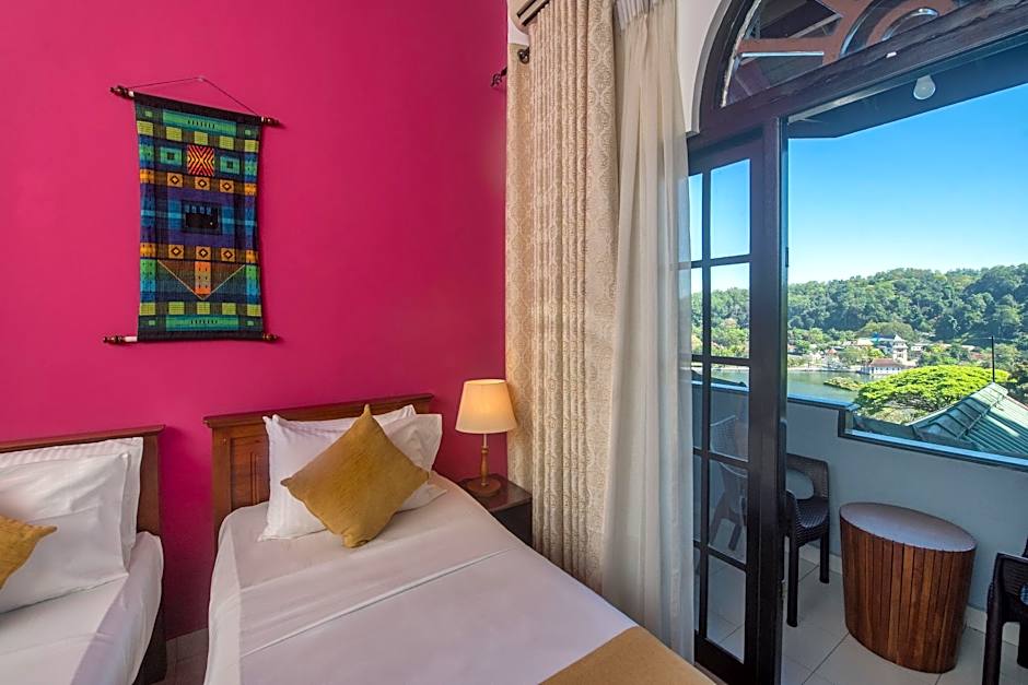 Ceyloni Lake Residency