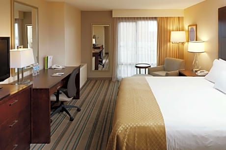 1 KING MOBILITY ACCESSIBLE W/ ROLLIN SHOWER