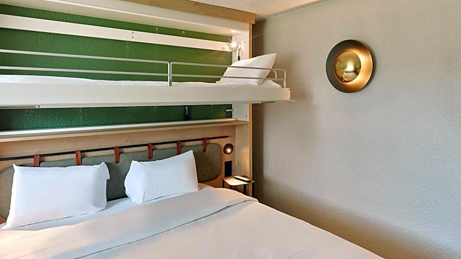 Campanile Les Ulis Hotel