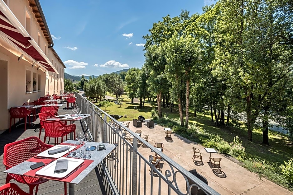 Logis Hôtel Restaurant Les 2 Rives - A75, en bordure de rivière