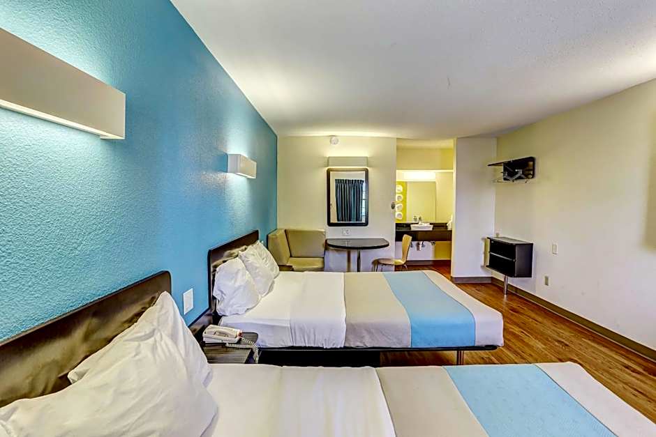 Motel 6-Dickson, TN