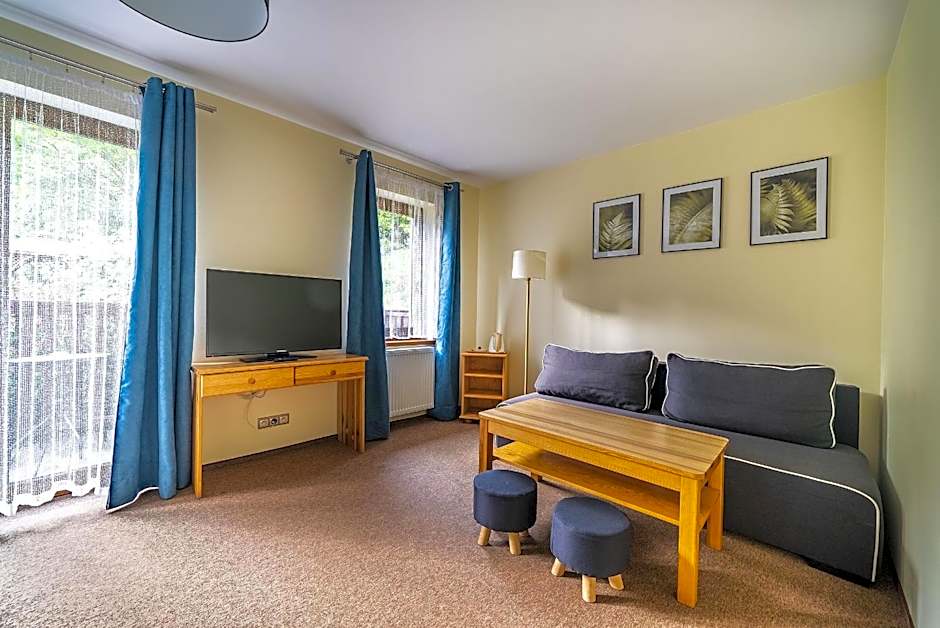 Nefryt - lodówka i czajnik w pokoju, dwa aneksy kuchenne ogólnodostępne, duży parking