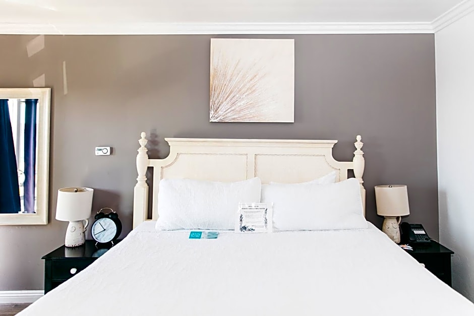 Seaside Laguna Inn & Suites