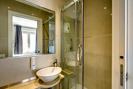 Double or Twin Room (1 Double Bed)