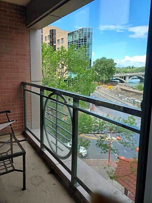 Stunning 1 bedroom condo in Calgary with riverview