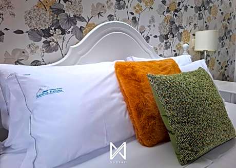 Apartment with Mountain View